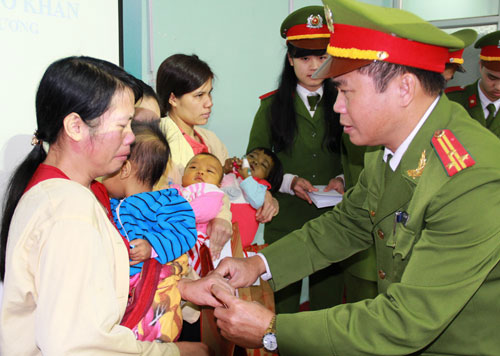 Sinh viên EV88 - Link Đăng Ký, Đăng Nhập EV88.Com Chính thức mang cái “Tết ấm tình thương” đến với những bệnh nhân nghèo trong dịp năm mới